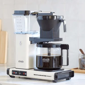 Moccamaster-KBG-offwhite-sfeer Koffiezet met glazen kan Moccamaster KBG offwhite wit