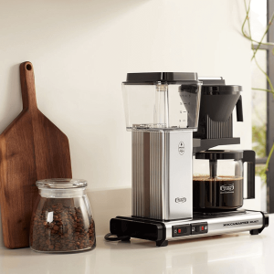 Moccamaster-KBG-polished-silver-sfeer Koffiezet met glazen kan Moccamaster KBG polished gepolierd