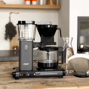 Moccamaster-KBG-stone-grey-sfeer Koffiezet met glazen kan Moccamaster KBG stone grey antraciet
