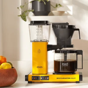 Moccamaster-KBG-yellow-sfeer Koffiezet met glazen kan Moccamaster KBG yellow geel